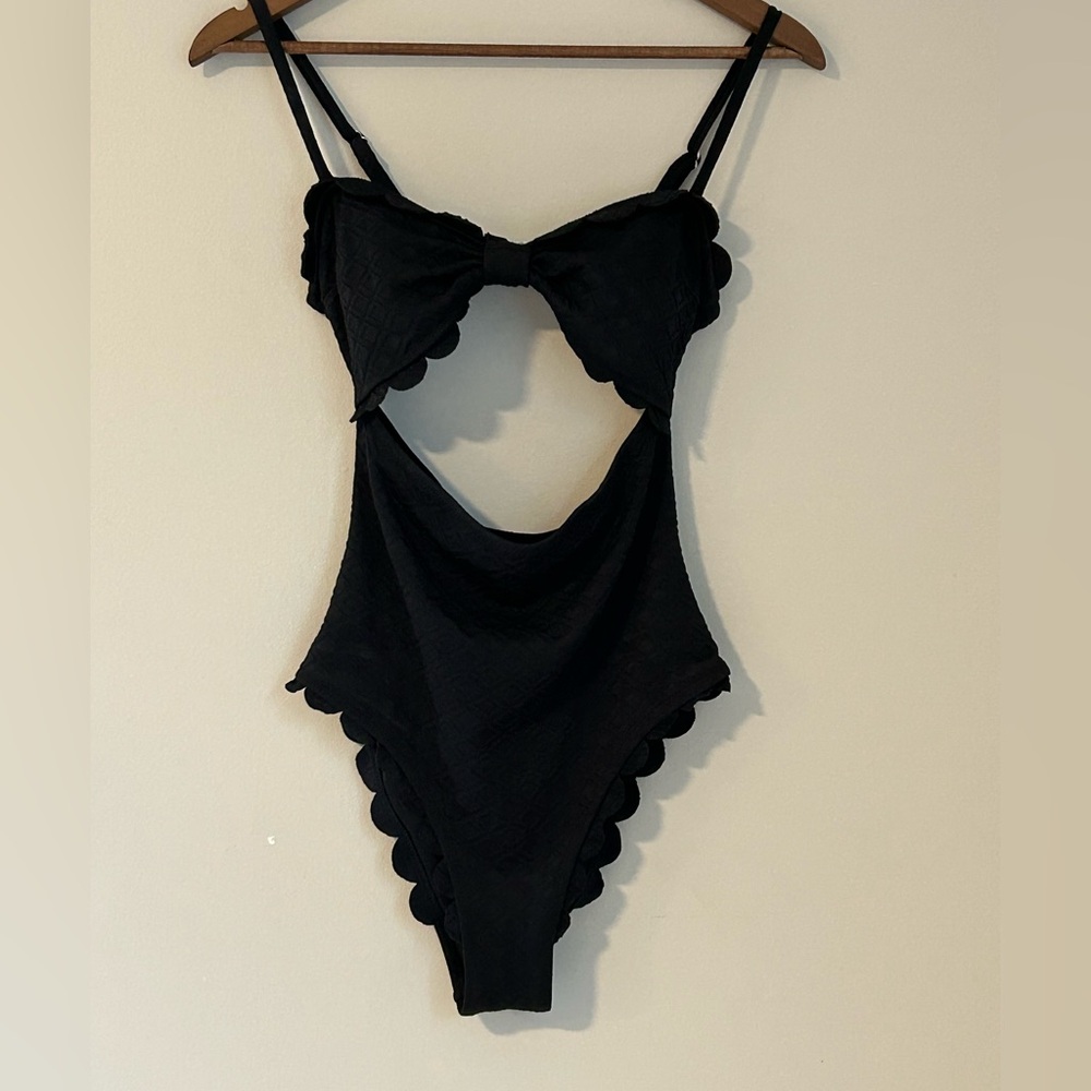 Cupshe Black Scalloped One-Piece Swimsuit | Bow Front Cutout | Size Medium